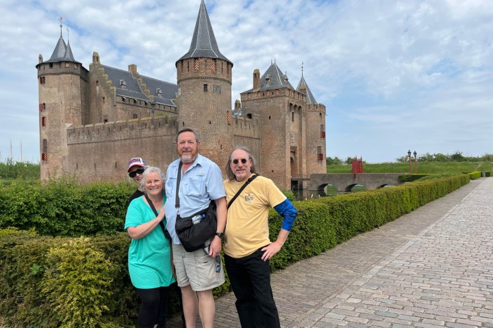 David Mills et al. standing in front of a castle with Muiderslot in the background
